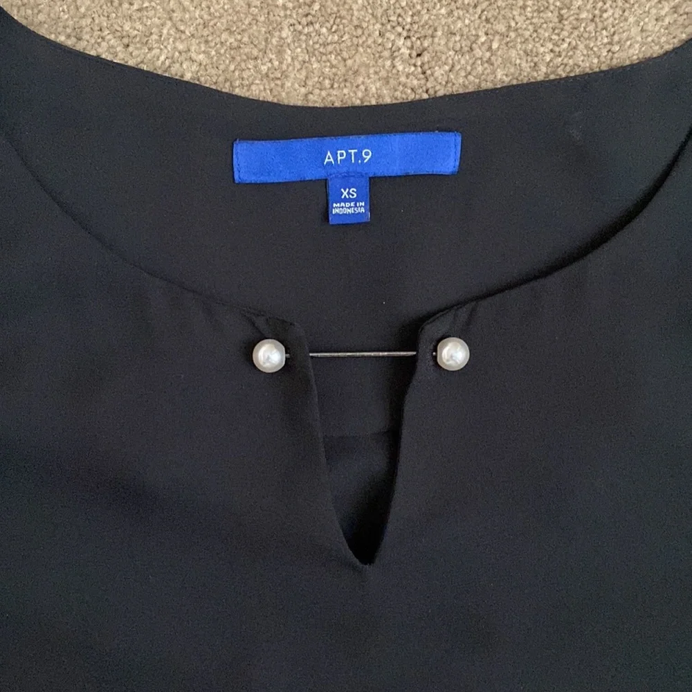 Apt 9 pullover short sleeved blouse with pearl clasp as the neckline - Picture 6 of 8